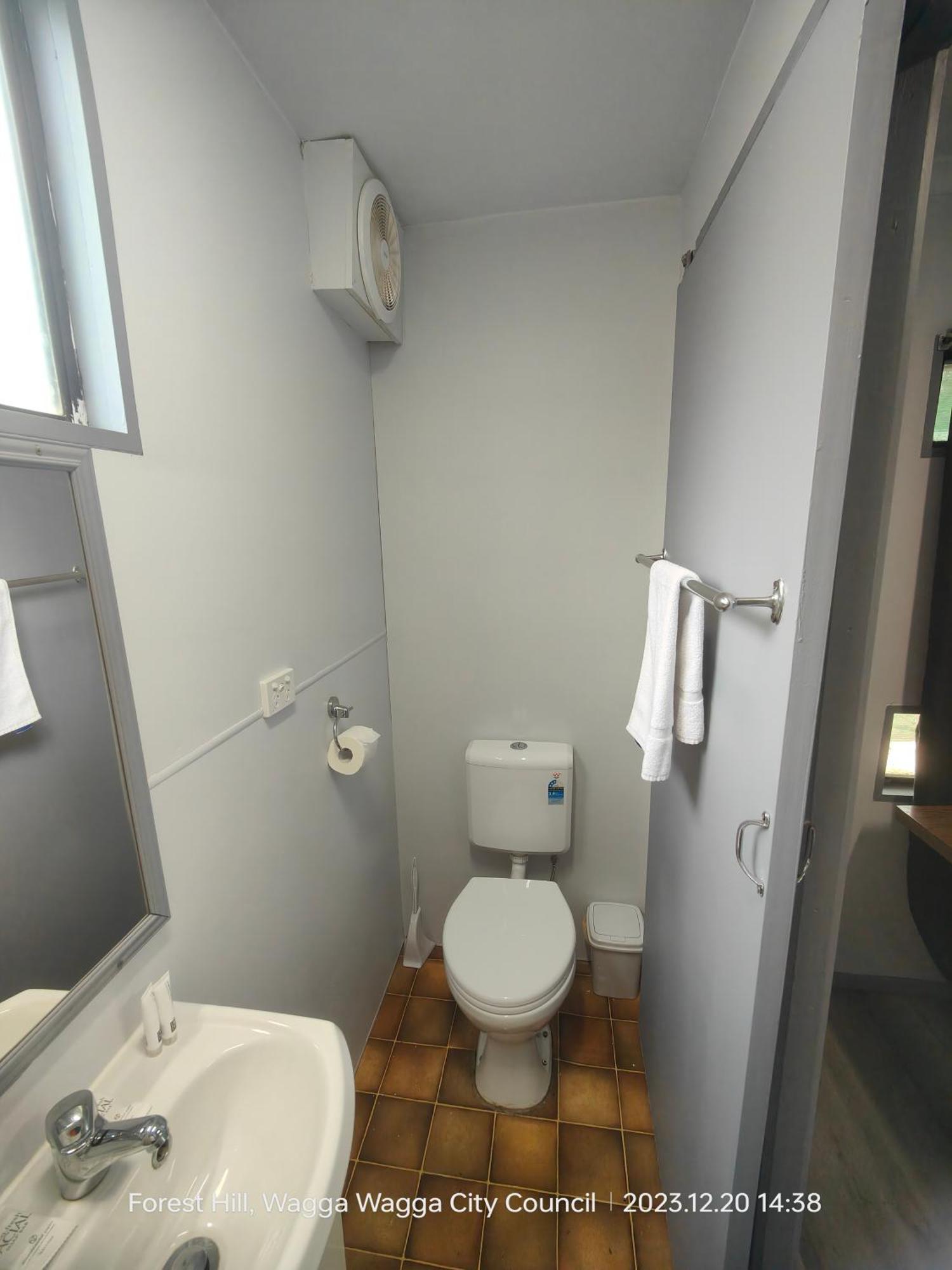 Wagga Wagga Tourist Park Hotel Room photo