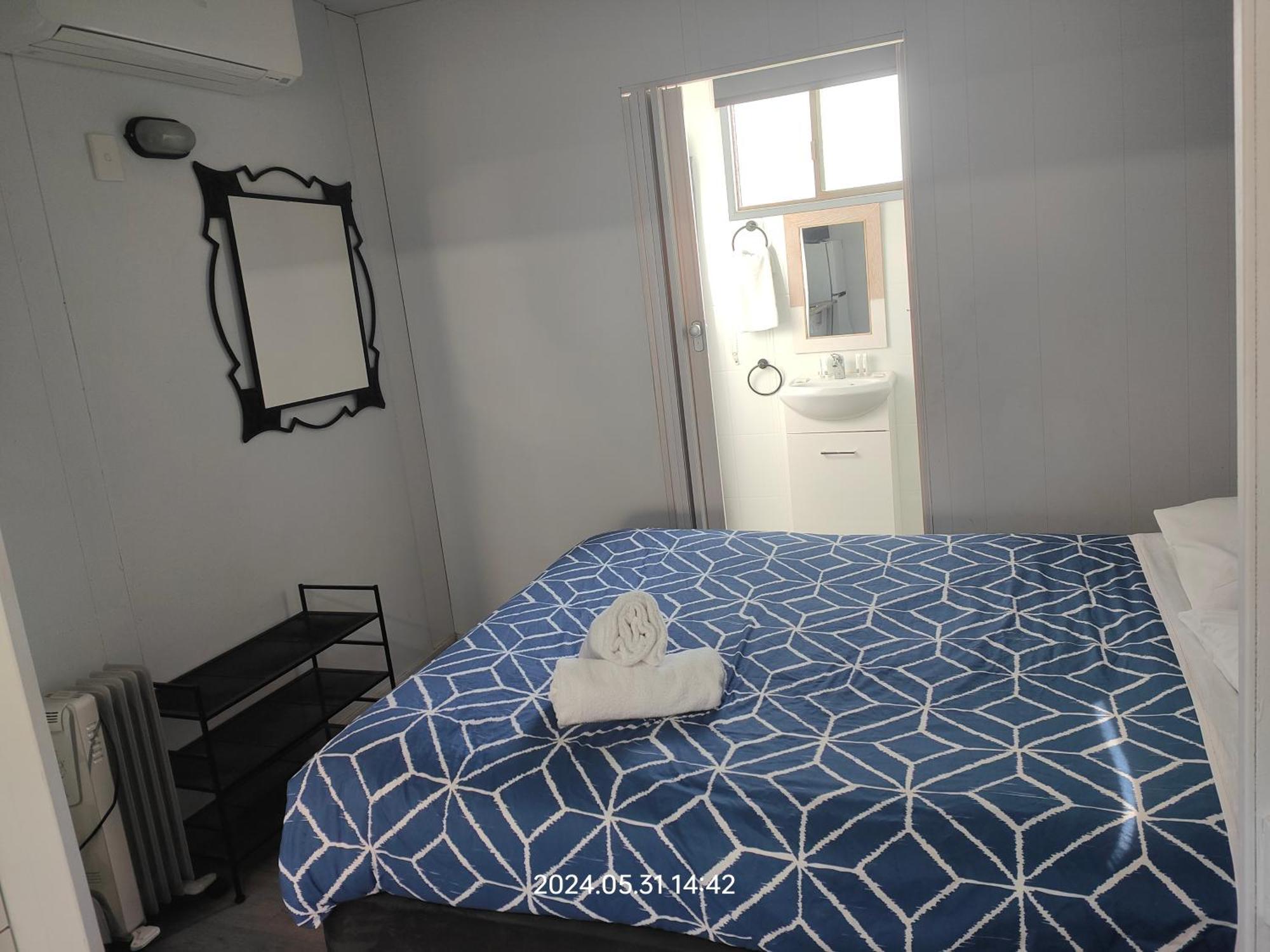 Wagga Wagga Tourist Park Hotel Room photo