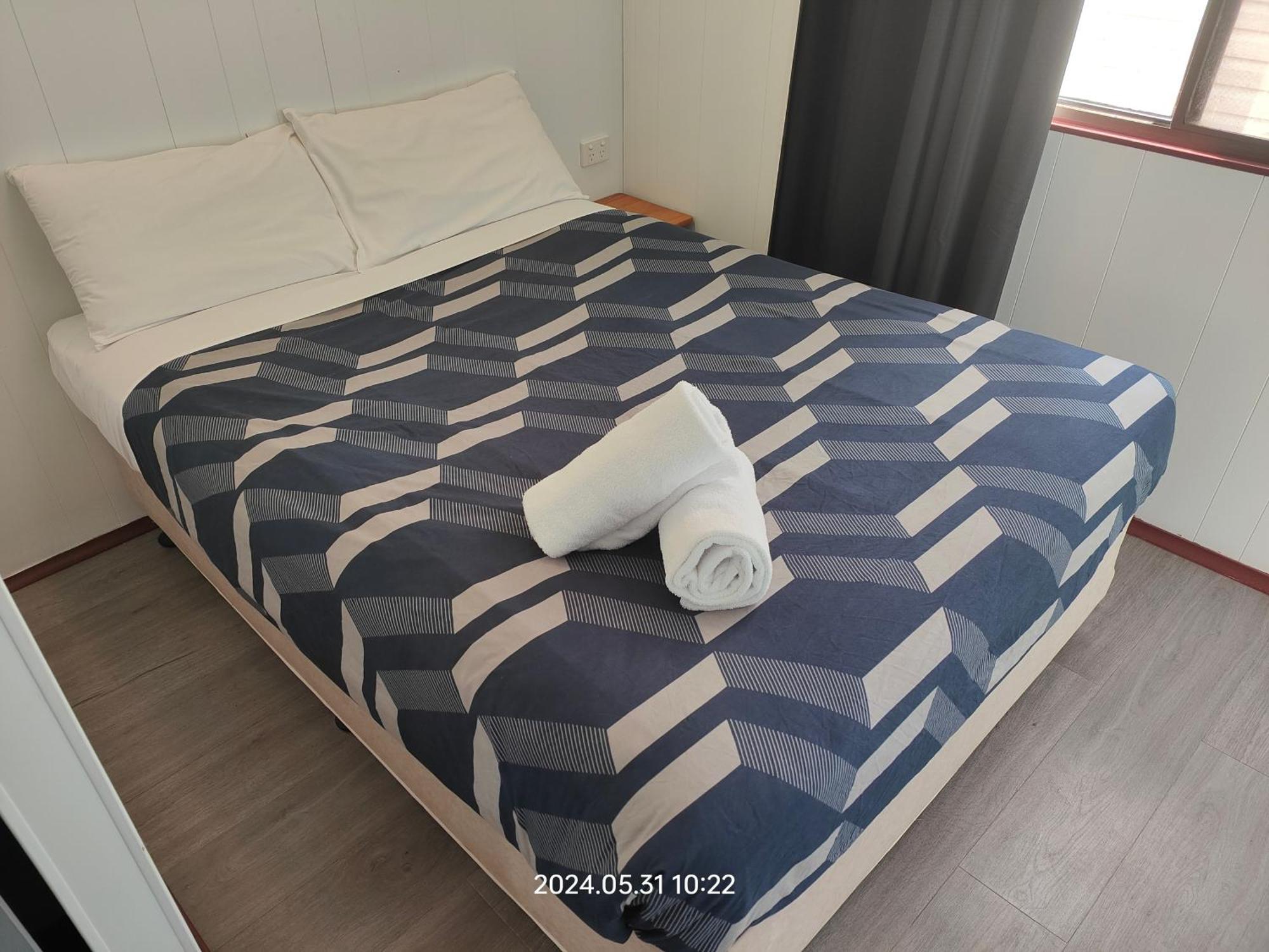 Wagga Wagga Tourist Park Hotel Room photo