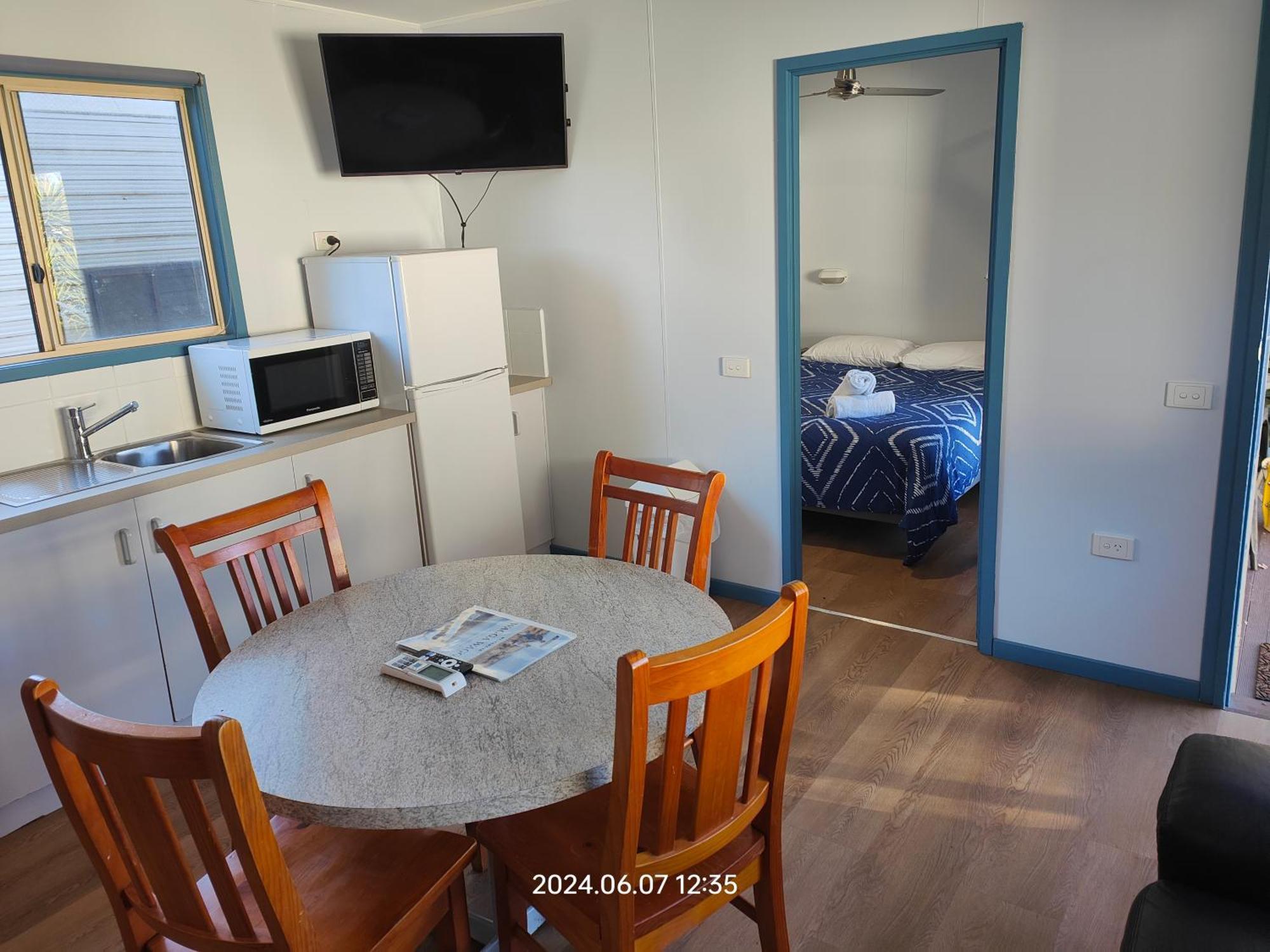 Wagga Wagga Tourist Park Hotel Room photo